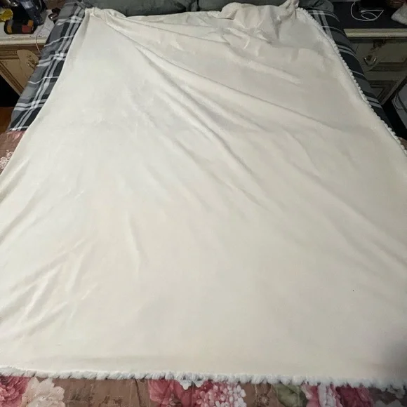 Bella Luxx Soft White Chevron Throw Blanket - Picture 6 of 10